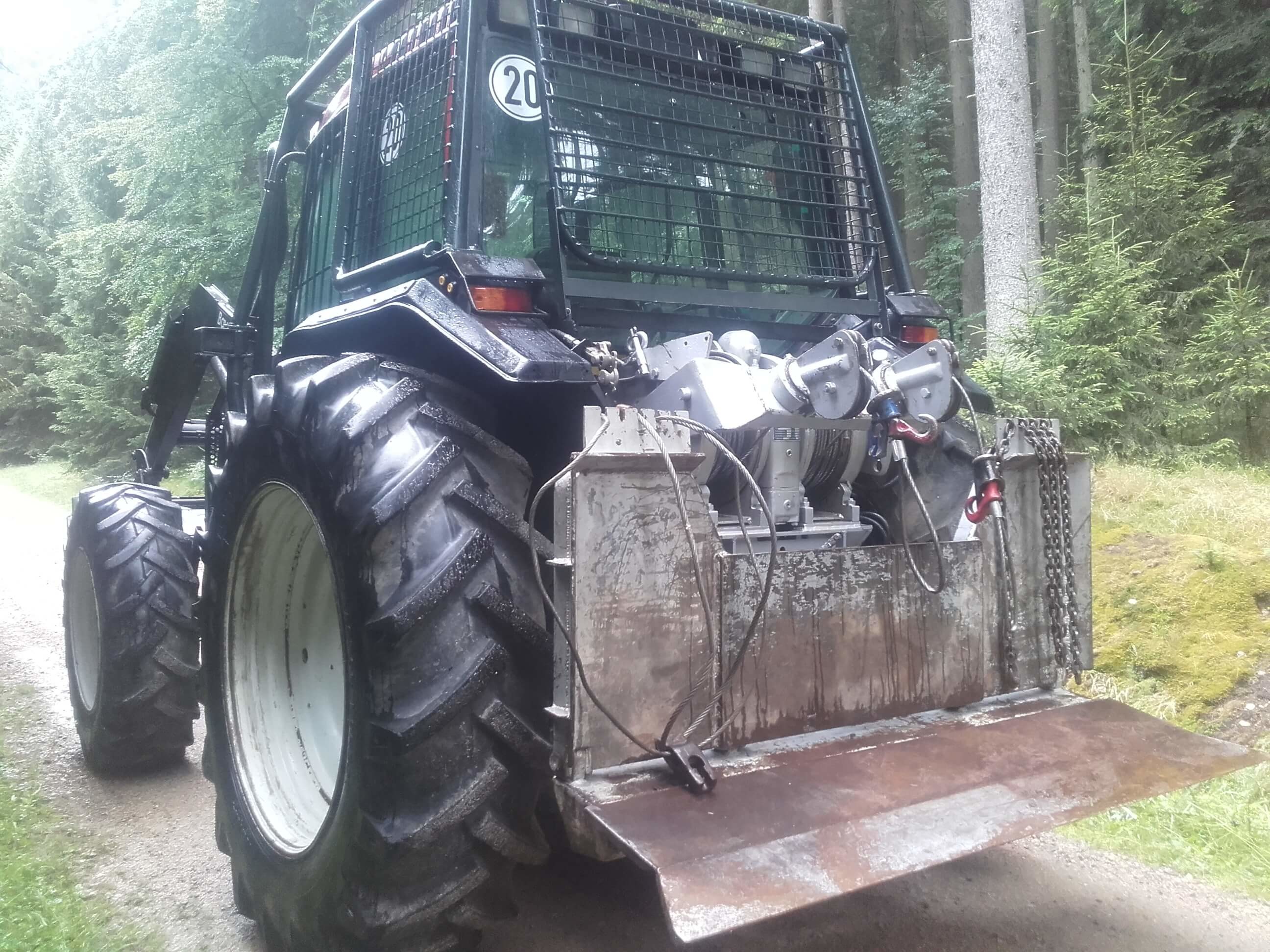 Forstspezialschlepper mit Seilwinden.