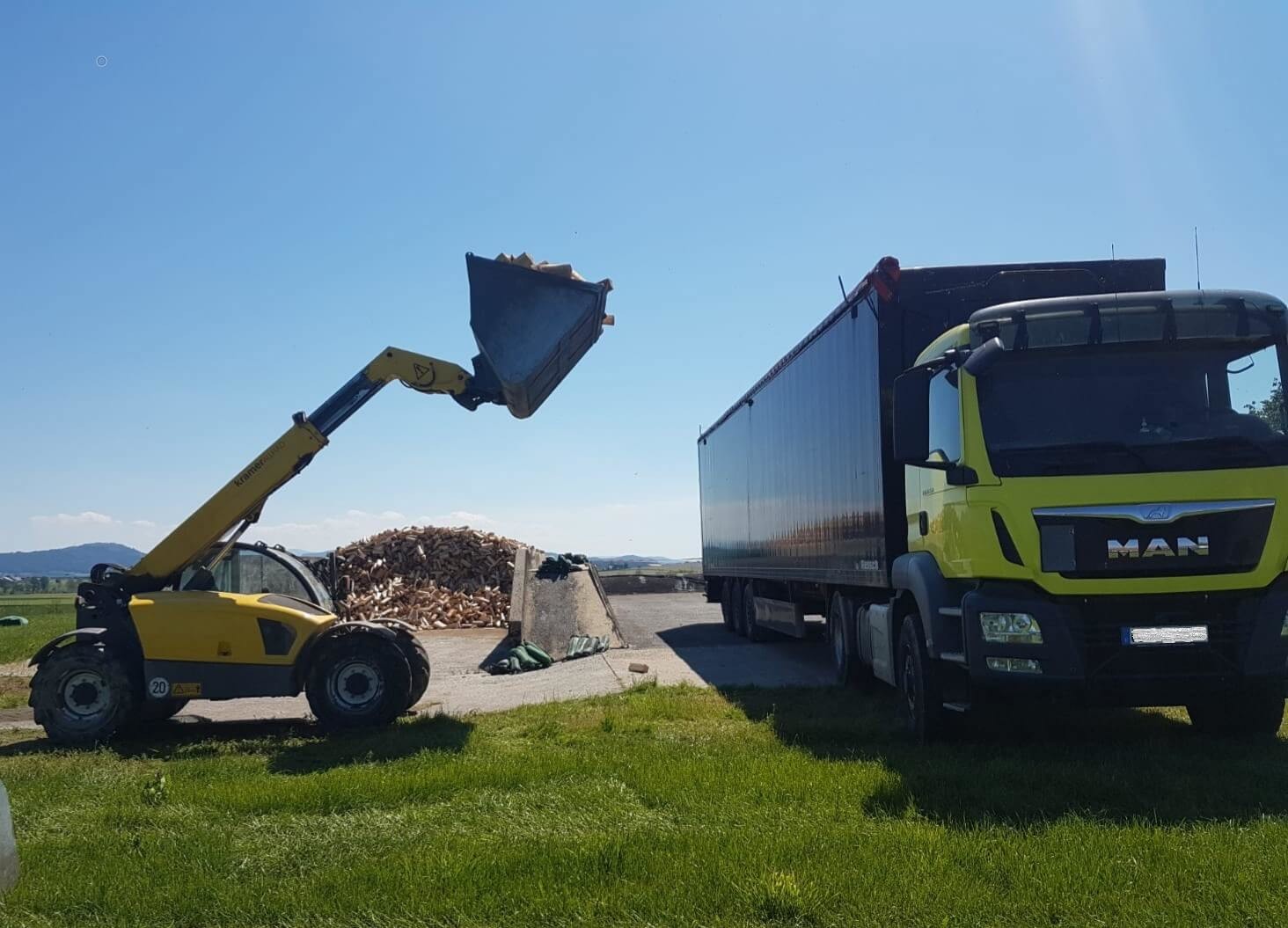 LKW Sattelzug beim Holzaufladen.