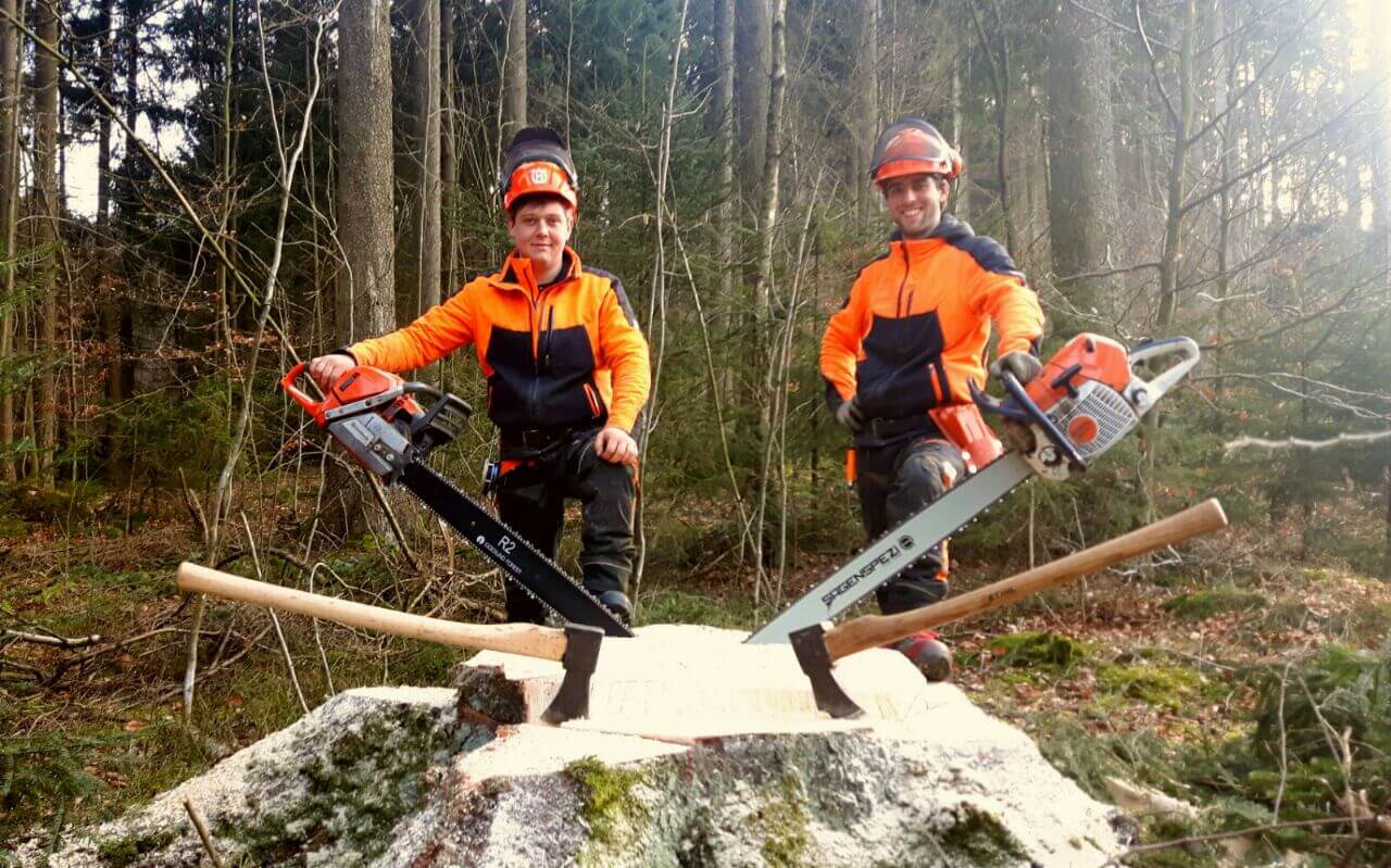 Martin Berg und Manuel Wanninger bei einer Problembaumfällung.