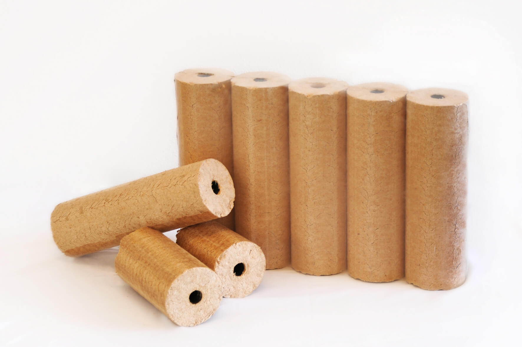 Nadelholzbriketts rund mit Zugloch.